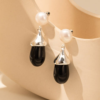 Sophisticated Silver and Agate Drop Earrings Adorned with Lustrous Pearls